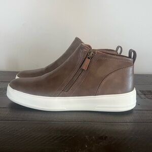 Dearfoams Comfort Sneakers - Dark Brown- soft and fuzzy inside! Size 8.5